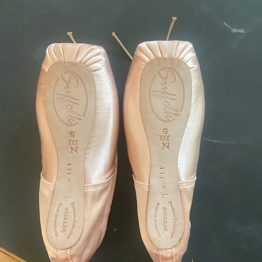 Brand New Suffolk Stellar Pointe Shoes 6 XXXN

Between a 2x and 3x (XXXN)